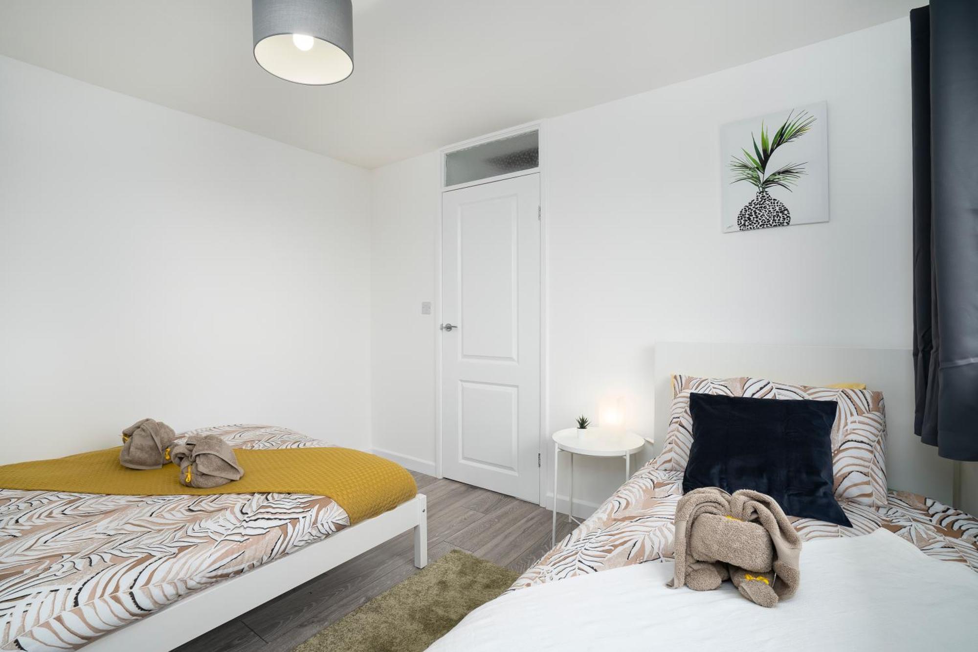 Modern 4 Bed House-Free Parking Daire Burton  Dış mekan fotoğraf