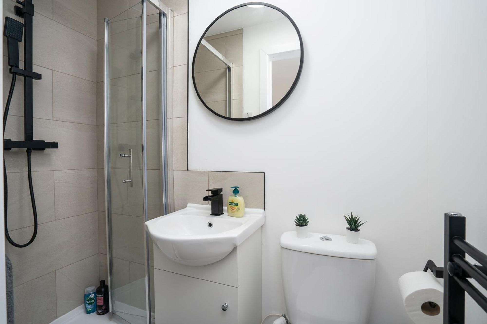 Modern 4 Bed House-Free Parking Daire Burton  Dış mekan fotoğraf
