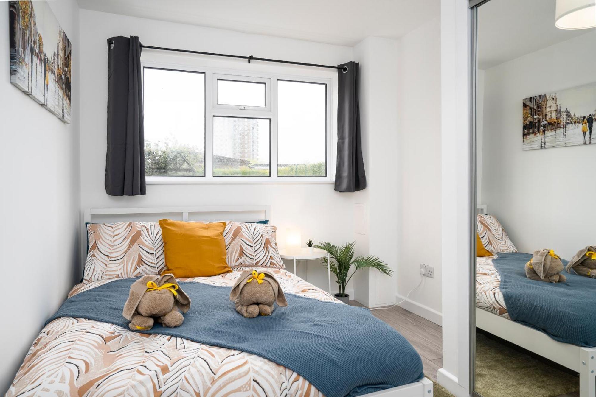 Modern 4 Bed House-Free Parking Daire Burton  Dış mekan fotoğraf